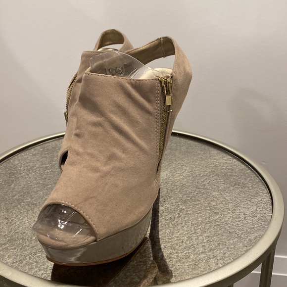 Beige upended toe heels - Picture 3 of 3